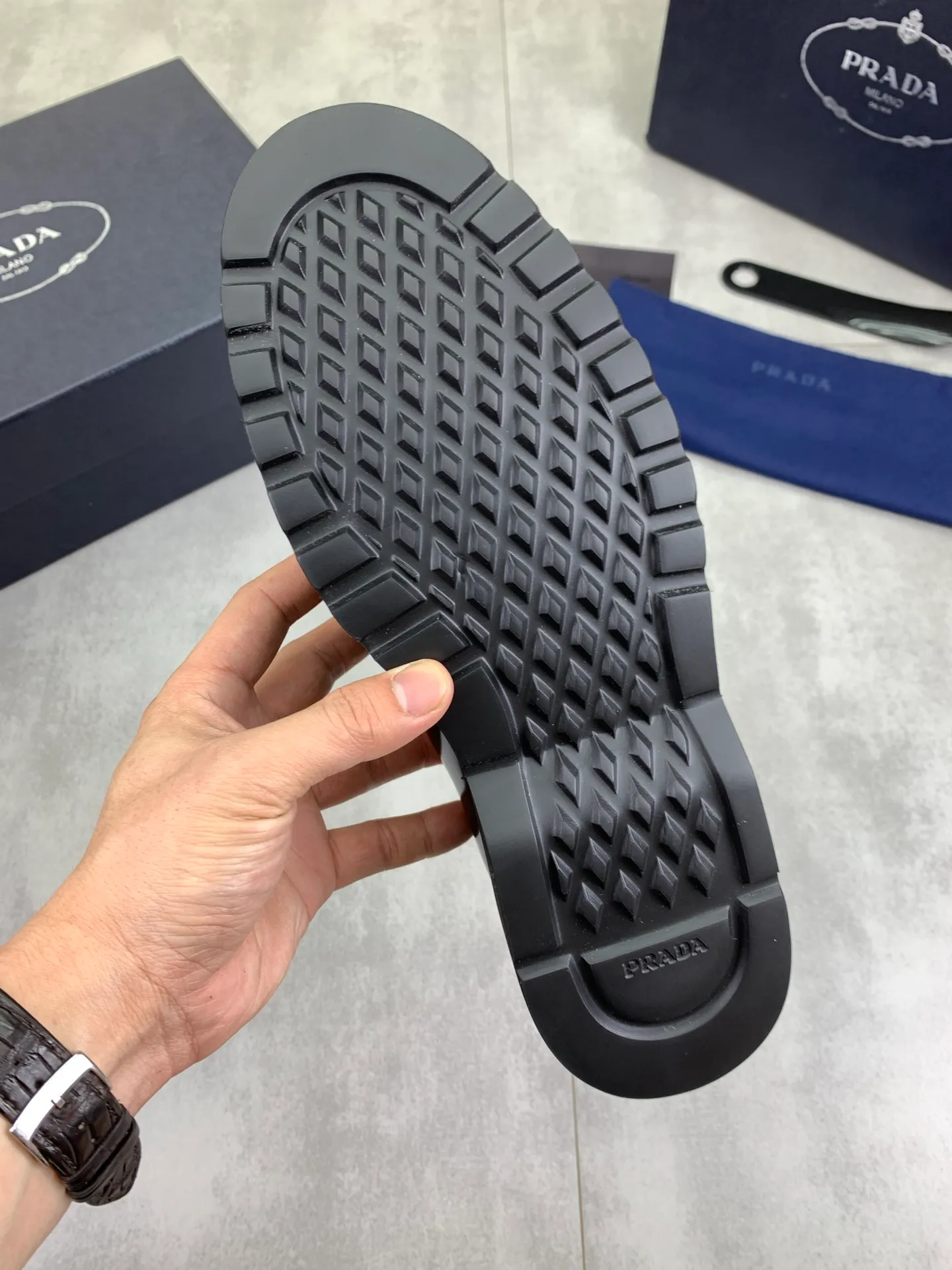 Factory price P860 💰Original quality, top version🔱 ＰＲＡＤＡPrada. Men's business casual leather shoes, top-quality leather shoes. 1:1 shipment ⬆️Luxurious and noble 👞All imported original color-rubbed edge beads, just to create a more comfortable wearing experience. Upper: Original comfortable open-edge bead rubbed color calfskin ➕Top imported water-dyed full cow lining, original lightweight and comfortable TPU foam combination bottom ✔️Code number: 39-45 (38.46 47 can be customized)